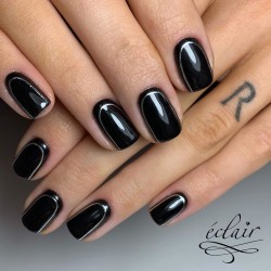 Efekt końcowy manicure wykonany przy użyciu czarnego lakieru Eclair Carbon, prezentujący głęboki połysk