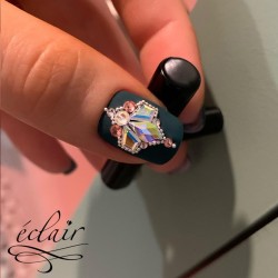 stylizacja lakierem hybrydowym Aura Eclair Nail z kryształami Swarovskiego