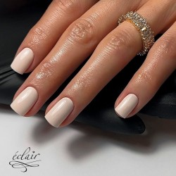 Stylowy manicure hybrydowy w mlecznym beżowym odcieniu, wykonany lakierem hybrydowym Alabaster 7ml Eclair Nail - zdjęcie 5