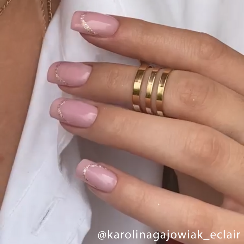 stylizacja paznokci wykonana złotym lakierem hybrydowym Astro Dust 7ml Eclair Nail - zdjęcie 1