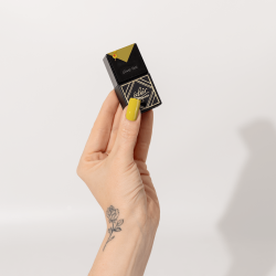 zielony lakier hybrydowy w odcieniu oliwki na paznokciach Olive-tini 7ml Eclair Nail na jesień